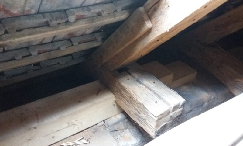 Profesionálna oprava krovu po drevomorke