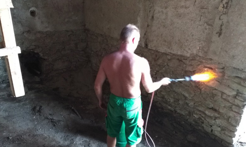 Spevnenie poškodeného dreva